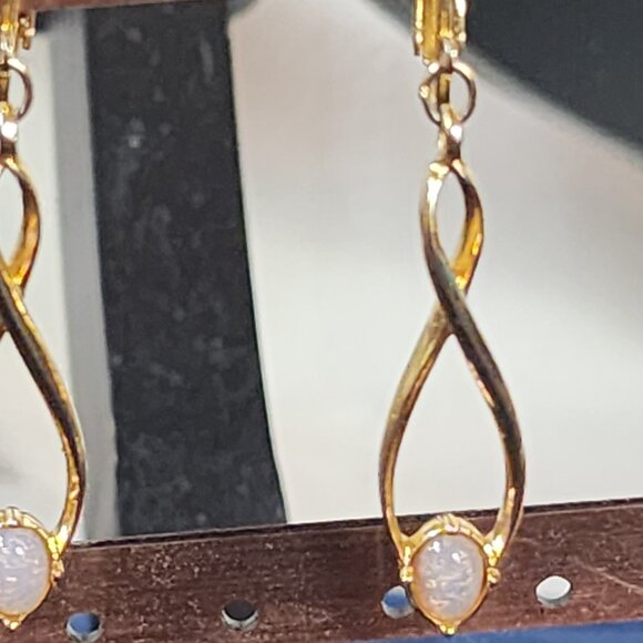 Avon Gold Tone Faux Opal Dangle Drop Figure Eight Vintage Magnet Clip On Earring - Picture 2 of 16
